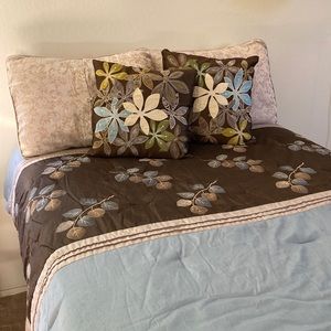 Full Size Luxurious Blue/Brown Comforter with Pillows